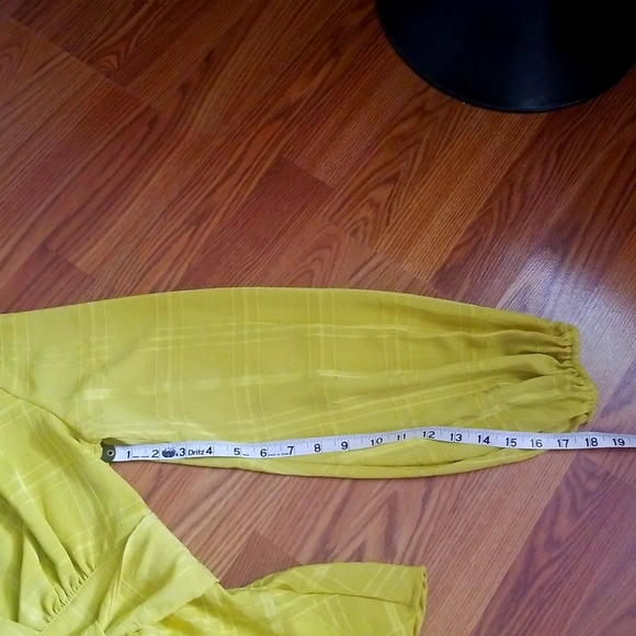 FASHION NOVA yellow/green bell sleeve romper - Picture 3 of 8